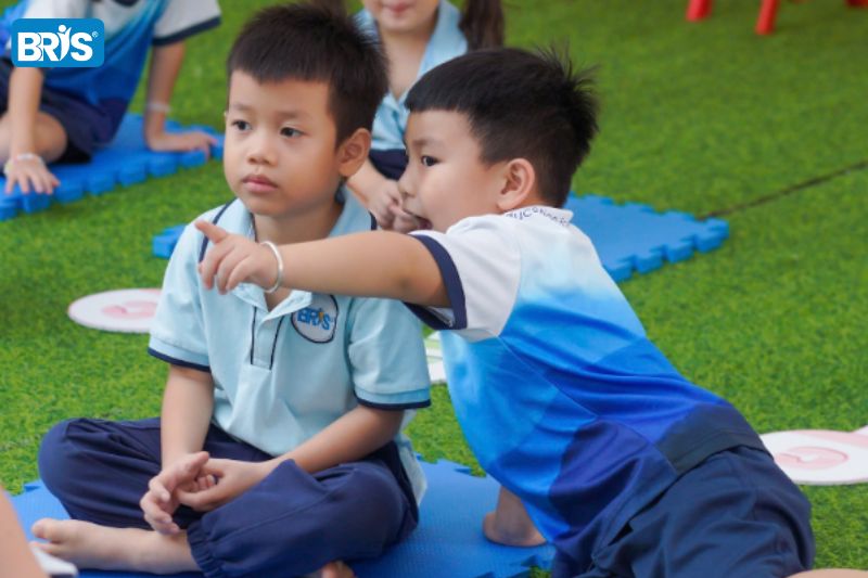 Lựa chọn nghề nghiệp trong tương lai cho trẻ - Hướng nghiệp sớm giúp trẻ hiểu mình, từ đó tự tin chọn con đường tương lai.