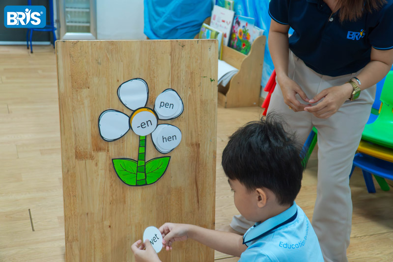 Lợi ích khi học ngoại ngữ - Học ngoại ngữ sớm giúp trẻ phát triển toàn diện cả tư duy, ngôn ngữ và sự tự tin