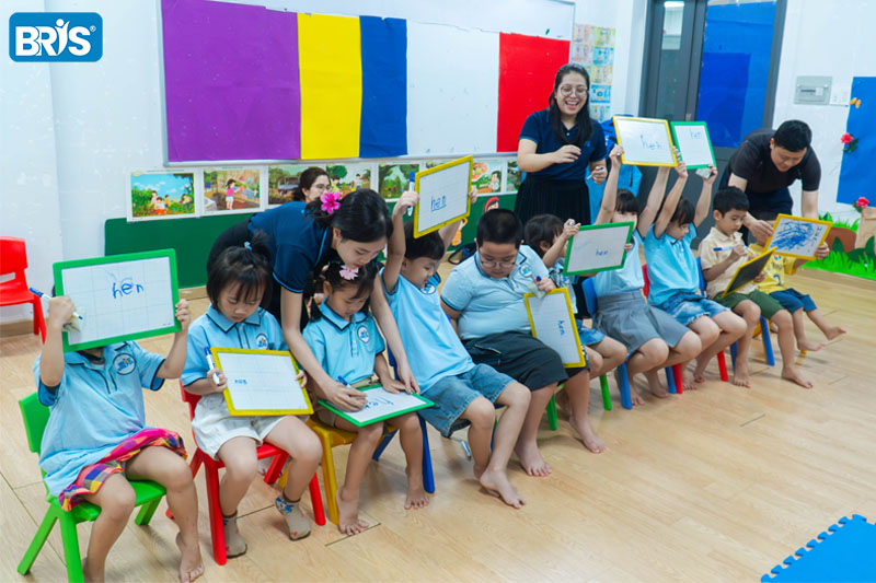 Lợi ích khi học ngoại ngữ - Học ngoại ngữ tốt nhất khi trẻ được “học mà chơi” trong môi trường tích cực