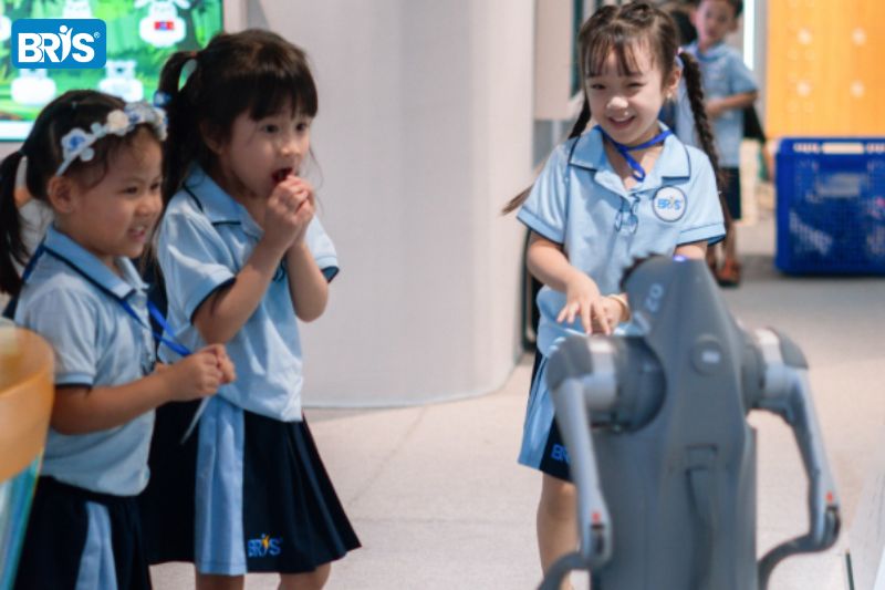 Lựa chọn nghề nghiệp trong tương lai cho trẻ - Cha mẹ đồng hành đúng cách sẽ giúp con tự tin bước vào tương lai.