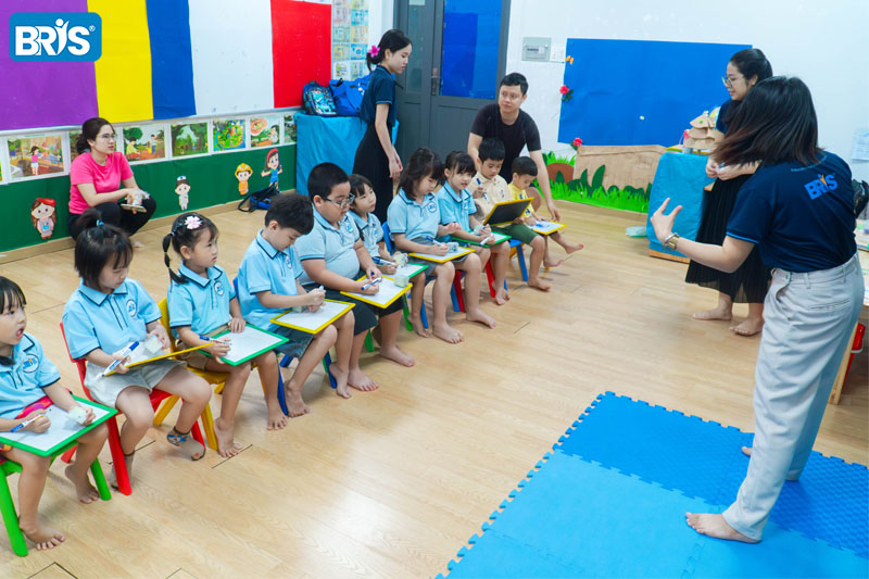 Học chữ cái cho bé 5 tuổi - Biến việc học chữ thành trò chơi sẽ giúp trẻ tiếp thu tự nhiên và hứng thú hơn