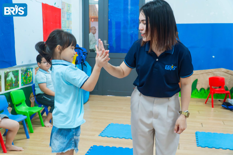 Học chữ cái cho bé 5 tuổi - Môi trường tích cực và lời khen đúng lúc giúp bé hứng thú với việc học chữ