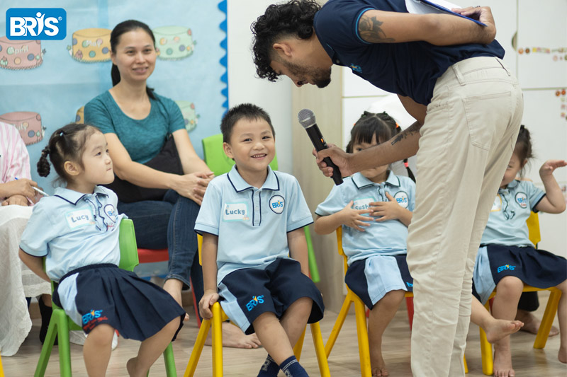 Cách dạy con tiếng anh từ nhỏ - Trẻ học ngoại ngữ từ nhỏ thường tự tin và linh hoạt hơn trong suy nghĩ