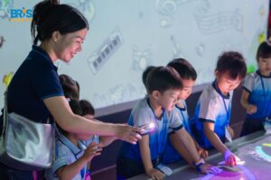 Sự kết hợp giữa học lý thuyết trên lớp và các hoạt động trải nghiệm thực tế giúp trẻ không chỉ hiểu sâu mà còn biết cách vận dụng kiến thức một cách linh hoạt.