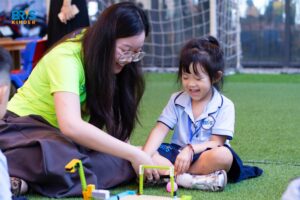 Phát triển trí thông minh cho trẻ không phải là ép con học sớm, mà là tạo môi trường để con được khám phá, thử nghiệm, đặt câu hỏi và tự tin thể hiện bản thân.