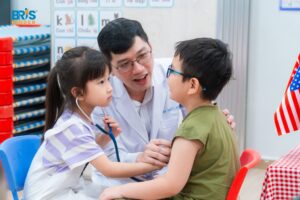 Tiêm phòng đầy đủ, giữ vệ sinh cá nhân và hạn chế tiếp xúc nguồn lây là cách bảo vệ con hiệu quả.