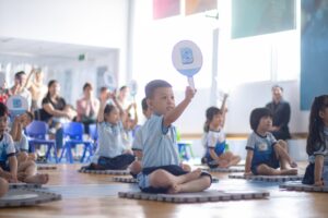 Cách cho trẻ làm quen với tiếng Anh thông qua trò chơi tương tác.