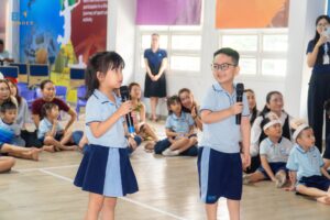 Khi được học trong môi trường giàu tương tác, trẻ sẽ mạnh dạn nghe, nói và sử dụng tiếng Anh tự nhiên hơn.