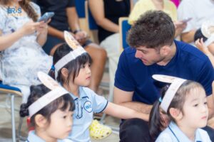 BRIS Kinder đồng hành cùng ba mẹ trong hành trình thấu hiểu tâm lý trẻ 3 tuổi, để mỗi phản ứng của con đều được nhìn nhận bằng sự kiên nhẫn và yêu thương.