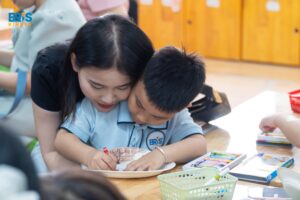 việc lựa chọn một môi trường học phù hợp sẽ tạo ra sự khác biệt rõ rệt trong trải nghiệm học đường của trẻviệc lựa chọn một môi trường học phù hợp sẽ tạo ra sự khác biệt rõ rệt trong trải nghiệm học đường của trẻ