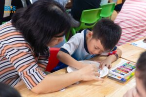 Khi phụ huynh điều chỉnh cách tiếp cận phù hợp, trẻ sẽ có cơ hội phát triển tốt hơn mà không bị áp lực.