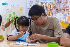 Khi phụ huynh hiểu nguyên nhân, kiên nhẫn đồng hành và áp dụng phương pháp phù hợp, trẻ sẽ dần tiến bộ theo thời gian.
