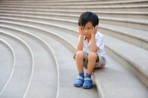 Trang bị kỹ năng từ sớm giúp trẻ giữ bình tĩnh và tự tin hơn khi đối mặt với tình huống bất ngờ tại nơi công cộng.