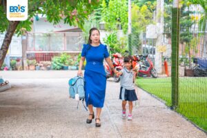 Chống nóng đúng cách giúp trẻ luôn khỏe mạnh và thoải mái khi đến trường.