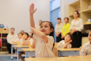 Lựa chọn đúng chương trình học sẽ giúp trẻ phát triển tự nhiên và duy trì hứng thú học tập.