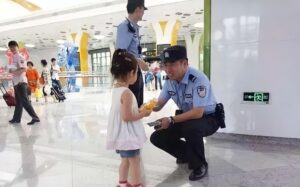 Hướng dẫn trẻ nhận diện và tìm kiếm sự hỗ trợ từ những người đáng tin cậy như nhân viên bảo vệ hoặc nhân viên quầy thông tin.