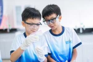 Ba mẹ đồng hành cùng con mỗi ngày bằng cách lắng nghe, khuyến khích chia sẻ và xây dựng sự tự tin trong giao tiếp.
