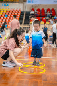 Ba mẹ tham gia các hoạt động ngoại khóa của trường cùng con