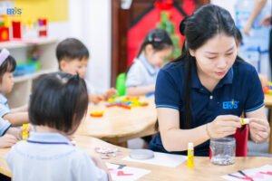 Giáo viên đồng hành sát sao giúp trẻ tự tin và tiến bộ từng ngày