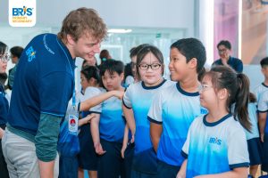 Một môi trường phù hợp không chỉ có chương trình nhiều hay quy mô lớn, mà cần đáp ứng được khả năng hiện tại, cách học và mục tiêu dài hạn của từng học sinh.
