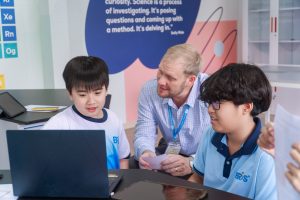BRIS đồng thời duy trì mô hình lớp học sĩ số nhỏ, tạo điều kiện để giáo viên quan sát sát hơn năng lực và tiến độ của từng học sinh.