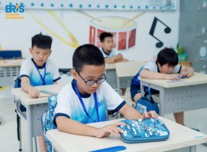 BRIS cũng duy trì mô hình lớp học sĩ số nhỏ, qua đó giáo viên có thêm điều kiện để quan sát sự khác biệt giữa từng học sinh.